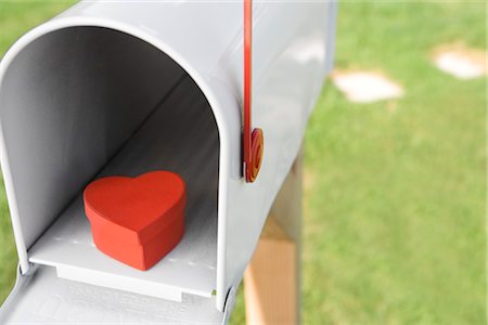 package nobody - Heart Shaped Box in Mailbox Foto de stock - Sin royalties Premium, Código: 600-02593758