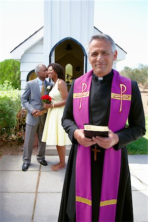 Priest by Chapel with Newlywed Couple, Niagara Falls, Ontario, Canada Foto de stock - Sin royalties Premium, Código: 600-02593852