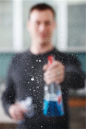 Homme nettoyage verre Photographie de stock - Premium Libres de Droits, Code: 600-02593990