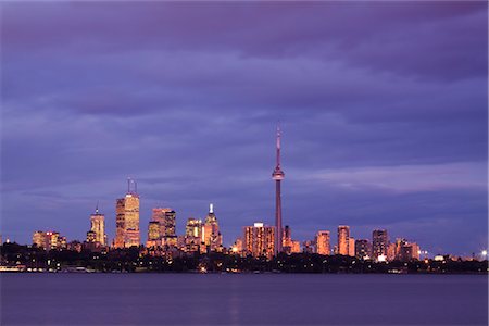 simsearch:700-06439170,k - Skyline de Toronto au crépuscule, Ontario, Canada Photographie de stock - Premium Libres de Droits, Code: 600-02620667