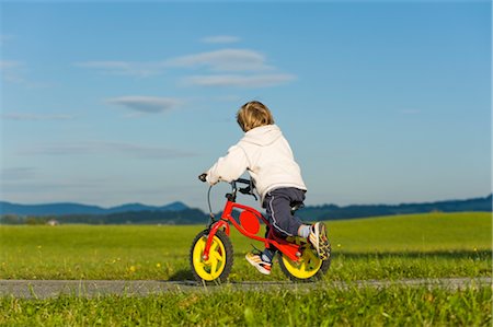 simsearch:700-00910950,k - Little Boy Riding His Bike, Hof bei Salzburg, Salzburger Land, Austria Foto de stock - Royalty Free Premium, Número: 600-02637523