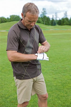 Man Putting on Golf Glove, Burlington, Ontario, Canada Stock Photo - Premium Royalty-Free, Code: 600-02637649