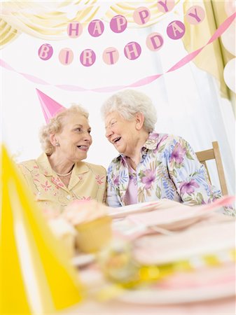 Birthday Party in Retirement Home Foto de stock - Sin royalties Premium, Código: 600-02637678