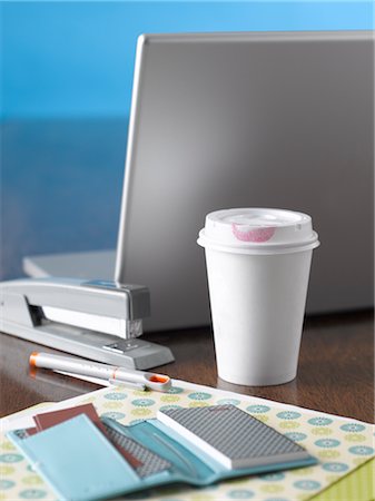 Tasse à café, ordinateur portable et fournitures de bureau sur le Bureau Photographie de stock - Premium Libres de Droits, Code: 600-02637883