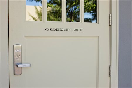 Close-up of Door with No Smoking Warning Sign Foto de stock - Sin royalties Premium, Código: 600-02633378