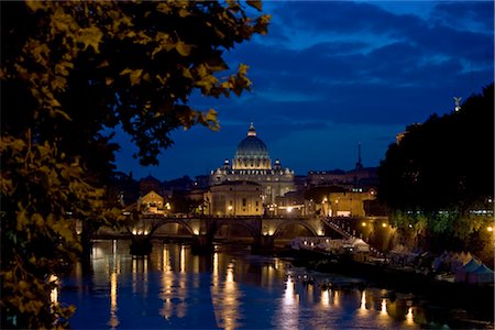 ponte sant angelo roma - St Peters Basilica and Ponte Sant Angelo, Rome, Lazio, Italy Stock Photo - Premium Royalty-Free, Code: 600-02633407