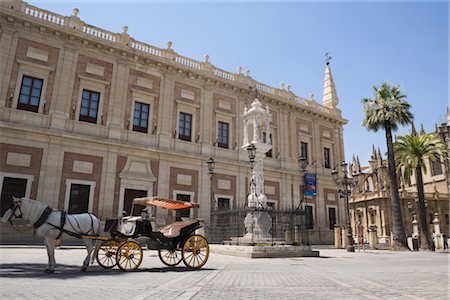 simsearch:862-06542613,k - Horse and Carriage by the Archivo de Indias, Plaza del Triunfo, Seville, Andalucia, Spain Stock Photo - Premium Royalty-Free, Code: 600-02645602