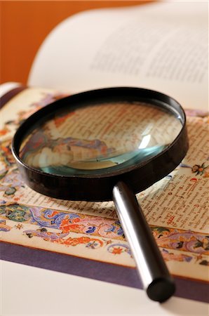 Magnifying Glass on Page of Book Fotografie stock - Premium Royalty-Free, Codice: 600-02659563