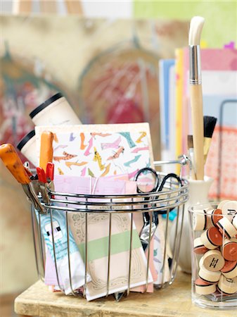 Basket of Supplies in Home Office Foto de stock - Sin royalties Premium, Código: 600-02659968