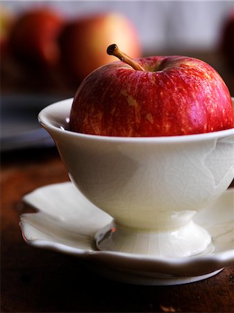 simsearch:600-02883277,k - Apple in Ceramic Dish Foto de stock - Sin royalties Premium, Código: 600-02669214