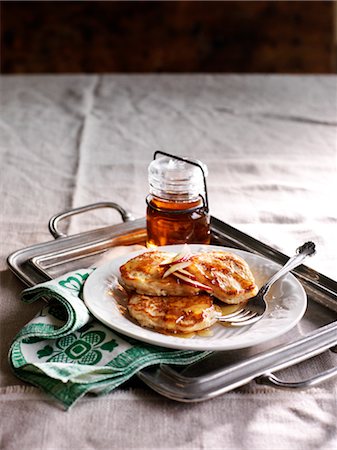 sciroppo - Apple Pancakes with Maple Syrup on Platter Fotografie stock - Premium Royalty-Free, Codice: 600-02669215