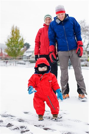 simsearch:600-02669274,k - Famille jouant à l'extérieur en hiver, Portland, Oregon, Etats-Unis Photographie de stock - Premium Libres de Droits, Code: 600-02669275