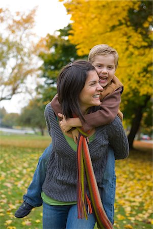 simsearch:600-02669274,k - Petit garçon faire un tour ""piggyback"" de sa mère, Portland, Oregon, Etats-Unis Photographie de stock - Premium Libres de Droits, Code: 600-02669325