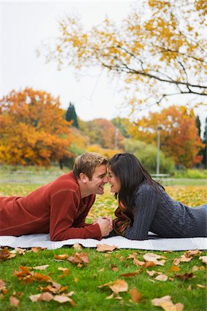 simsearch:6116-08945538,k - Couple allongé sur une couverture dans un parc à l'automne, Portland, Oregon, Etats-Unis Photographie de stock - Premium Libres de Droits, Code: 600-02669327