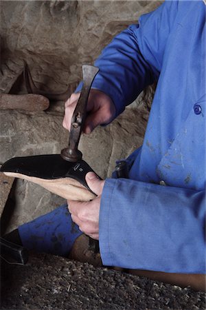 sole of shoe - Italian Shoemaker using Hammer to Press Sole onto Boot Foto de stock - Sin royalties Premium, Código: 600-02669665