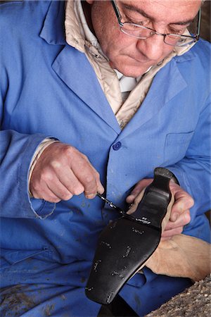 sole of shoe - Italian Shoemaker Retouching Sole of Boot with Ink Foto de stock - Sin royalties Premium, Código: 600-02669668