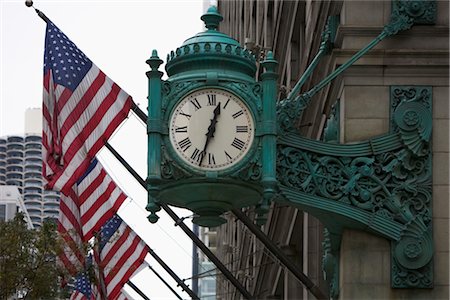 poteau porte-drapeau - Horloge et drapeaux américains sur Building, Chicago, Illinois, USA Photographie de stock - Premium Libres de Droits, Code: 600-02669697