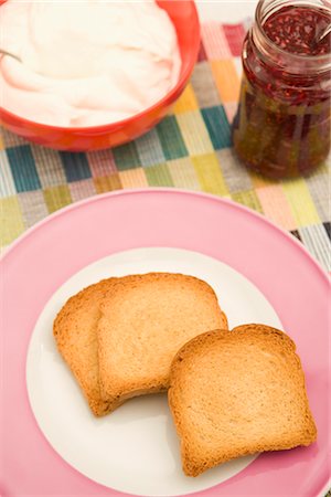 Rusk Biscuits With Yogurt and Jam Foto de stock - Sin royalties Premium, Código: 600-02660169