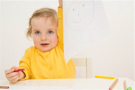 simsearch:695-03380358,k - Little Girl Holding Up Her Drawing Foto de stock - Royalty Free Premium, Número: 600-02660160