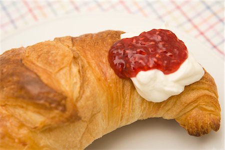 simsearch:693-03617090,k - Croissant With Jam Stock Photo - Premium Royalty-Free, Code: 600-02660172