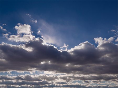 Fin d'après midi soleil furtivement à travers les nuages Photographie de stock - Premium Libres de Droits, Code: 600-02670198