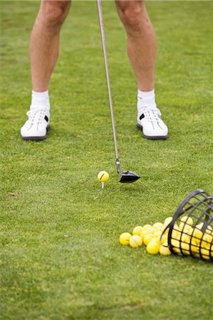 simsearch:600-02670279,k - Homme sur le terrain de golf avec le seau de balles, Burlington, Ontario, Canada Photographie de stock - Premium Libres de Droits, Code: 600-02670258