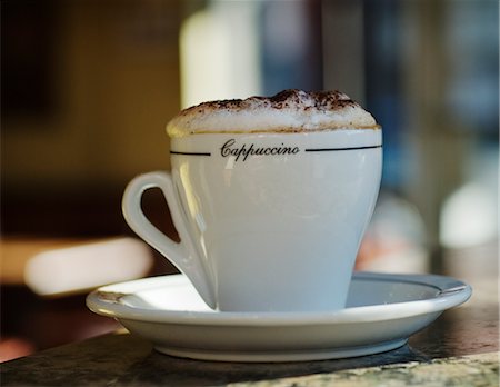 soucoupe - Cappuccino sur comptoir de granit dans le Cafe Photographie de stock - Premium Libres de Droits, Code: 600-02686548