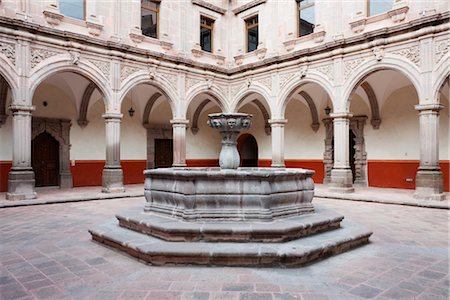 enclosed walkway - Fontaine, Université autonome de Queretaro, Queretaro, Mexique Photographie de stock - Premium Libres de Droits, Code: 600-02694283