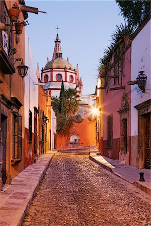 san miguel de allende - Street Scene, San Miguel de Allende, Guanajuato, Mexico Stock Photo - Premium Royalty-Free, Code: 600-02694294