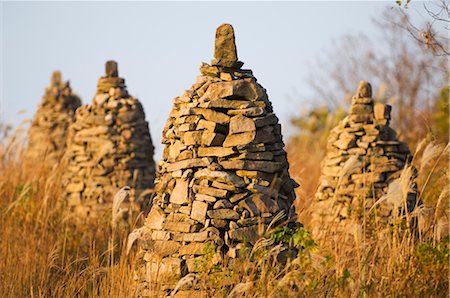 Stone Towers in Korean Country Side, South Korea Foto de stock - Sin royalties Premium, Código: 600-02694446