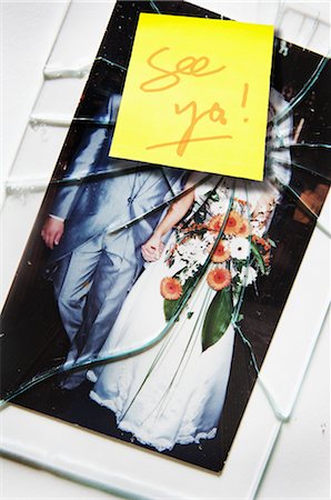 divided - Smashed Wedding Photo With See Ya Written on a Sticky Note Foto de stock - Sin royalties Premium, Código: 600-02694676