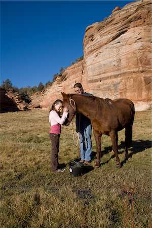 Fille cheval au meilleur amis Animal Sanctuary, Kanab, Utah, USA Photographie de stock - Premium Libres de Droits, Code: 600-02698344