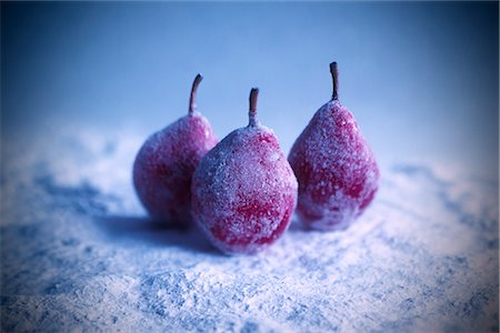 Three Red Candied Pears on Snowy Background Foto de stock - Sin royalties Premium, Código: 600-02698427