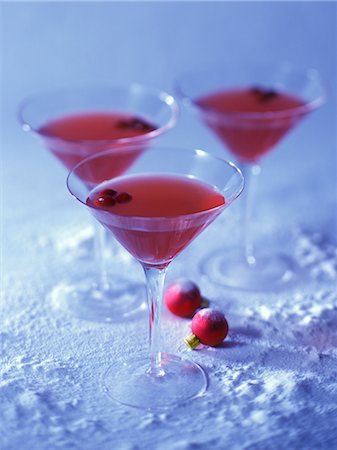 simsearch:600-03178360,k - Trois Martinis canneberges et ornements de Noël rouge sur fond neigeux Photographie de stock - Premium Libres de Droits, Code: 600-02698430