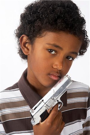 peer pressure - Boy with Gun Foto de stock - Sin royalties Premium, Código: 600-02693688