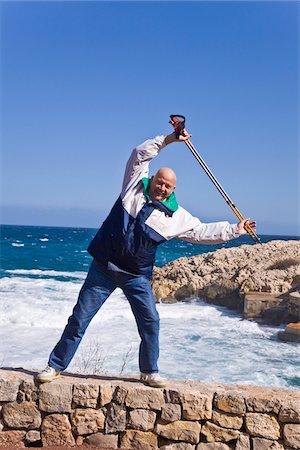 simsearch:600-02290085,k - Nordic Walker Standing by the Sea Holding Poles in the Air Photographie de stock - Premium Libres de Droits, Code: 600-02693879