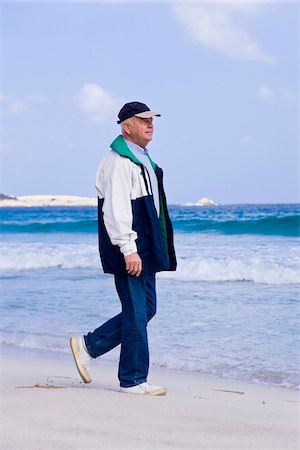 simsearch:600-02290085,k - Man Walking on the Beach Photographie de stock - Premium Libres de Droits, Code: 600-02693898