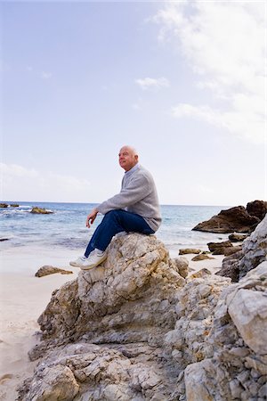 simsearch:832-03640492,k - Man Sitting on Rocks on the Beach Fotografie stock - Premium Royalty-Free, Codice: 600-02693904