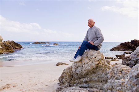 simsearch:832-03640492,k - Man Sitting on Rocks on the Beach Fotografie stock - Premium Royalty-Free, Codice: 600-02693905