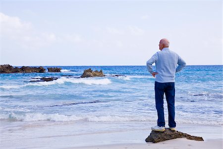 simsearch:832-03640492,k - Man Standing on Rock Looking Out to Sea Fotografie stock - Premium Royalty-Free, Codice: 600-02693902