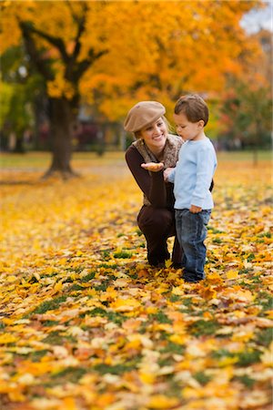 simsearch:700-03554475,k - Mother and Son in the Park Exploring the Autumn Leaves, Portland, Oregon, USA Foto de stock - Royalty Free Premium, Número: 600-02700626