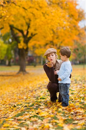 simsearch:700-06786897,k - Mère et fils dans le parc, explorant les feuilles de l'automne, Portland, Oregon, Etats-Unis Photographie de stock - Premium Libres de Droits, Code: 600-02700627