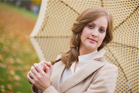 simsearch:700-01878669,k - Portrait of Woman Holding an Umbrella, Portland, Oregon, USA Fotografie stock - Premium Royalty-Free, Codice: 600-02700633