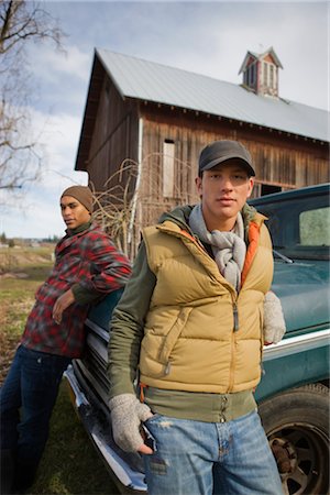 Deux jeunes hommes par une vieille camionnette sur une ferme à Hillsboro, Oregon, Etats-Unis Photographie de stock - Premium Libres de Droits, Code: 600-02700679