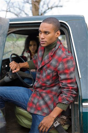 Jeune Couple dans une camionnette Vintage dans une ferme de Hillsboro, Oregon, Etats-Unis Photographie de stock - Premium Libres de Droits, Code: 600-02700683