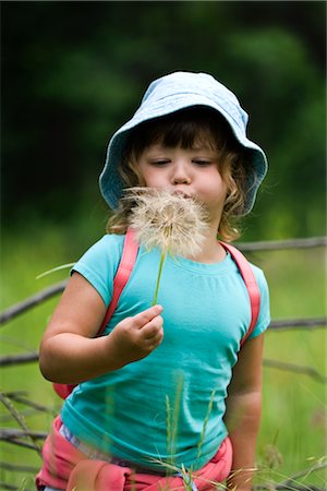 Little Girl Blowing on Fluffy Flower, Wind Cave National Park, South Dakota, USA Foto de stock - Sin royalties Premium, Código: 600-02700895