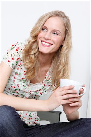 simsearch:600-02903816,k - Femme en dégustant une tasse de café Photographie de stock - Premium Libres de Droits, Code: 600-02701027