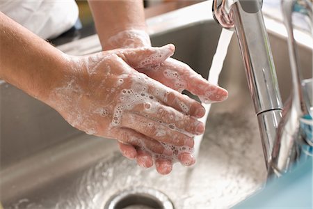 Man Washing his Hands Foto de stock - Sin royalties Premium, Código: 600-02702514