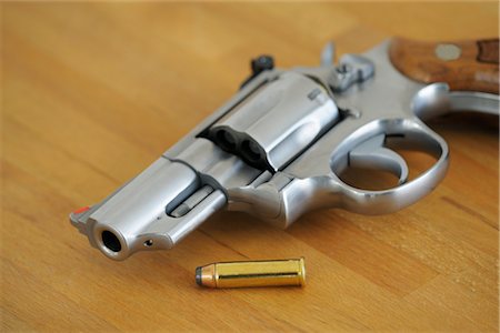 revólver - 357 Magnum and Bullet Foto de stock - Sin royalties Premium, Código: 600-02702773