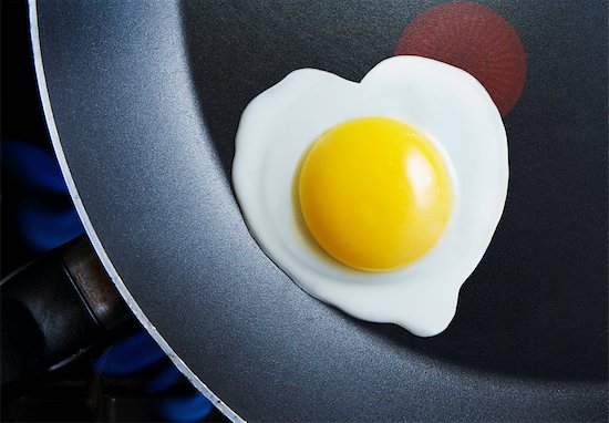 Heart Shaped Fried Egg Photographie de stock - Premium Libres de Droits, Artiste: Andrew Kolb, Le code de l’image : 600-02738699